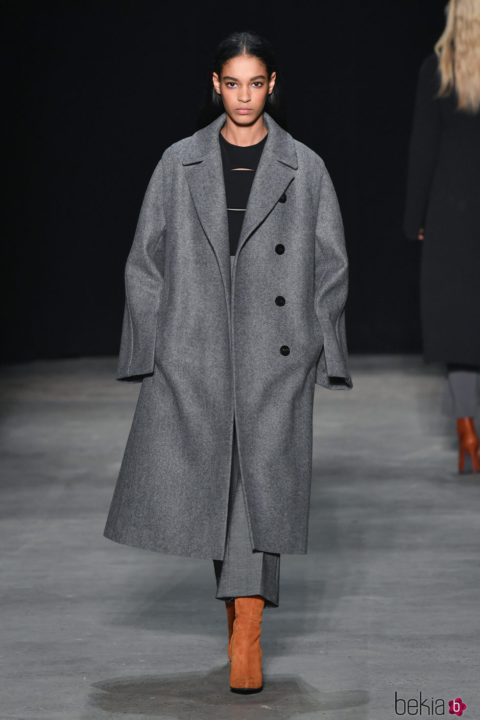 Abrigo gris oversize de Narciso Rodriguez otoño/invierno 2017/2018 en la New York Fashion Week