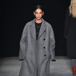 Abrigo gris oversize de Narciso Rodriguez otoño/invierno 2017/2018 en la New York Fashion Week