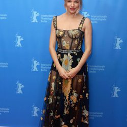 Sienna Miller con un vestido de Dior en la Berlinale 2017