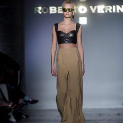 Top de cuero de Roberto Verino primavera/verano 2017 en la Madrid Fashion Week