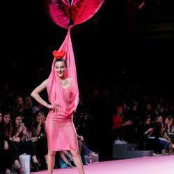 Vestido rosa con globos de Ágatha Ruiz de la Prada otoño/invierno 2017/2018 en la Madrid Fashion Week