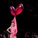 Vestido rosa con globos de Ágatha Ruiz de la Prada otoño/invierno 2017/2018 en la Madrid Fashion Week