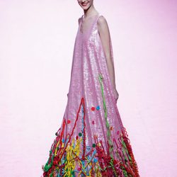 Vestido rosa de Ágatha Ruiz de la Prada otoño/invierno 2017/2018 en la Madrid Fashion Week