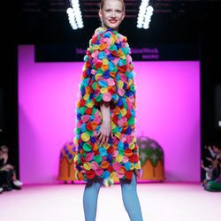 Vestido multicolor de Ágatha Ruiz de la Prada otoño/invierno 2017/2018 en la Madrid Fashion Week