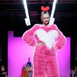 Jumpsuit de tejido de pelo de Ágatha Ruiz de la Prada otoño/invierno 2107/2018 en la Madrid Fashion Week