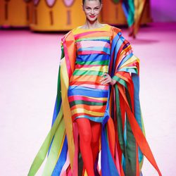 Vestido de varios colores de Ágatha Ruiz de la Prada otoño/invierno 2017/2018 en la Madrid Fashion Week