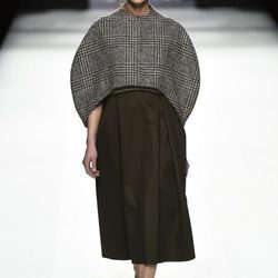Falda marrón y cuerpo circular gris de Devota & Lomba de la colección otoño/invierno 2017/2018 presentada en Madrid Fashion Week