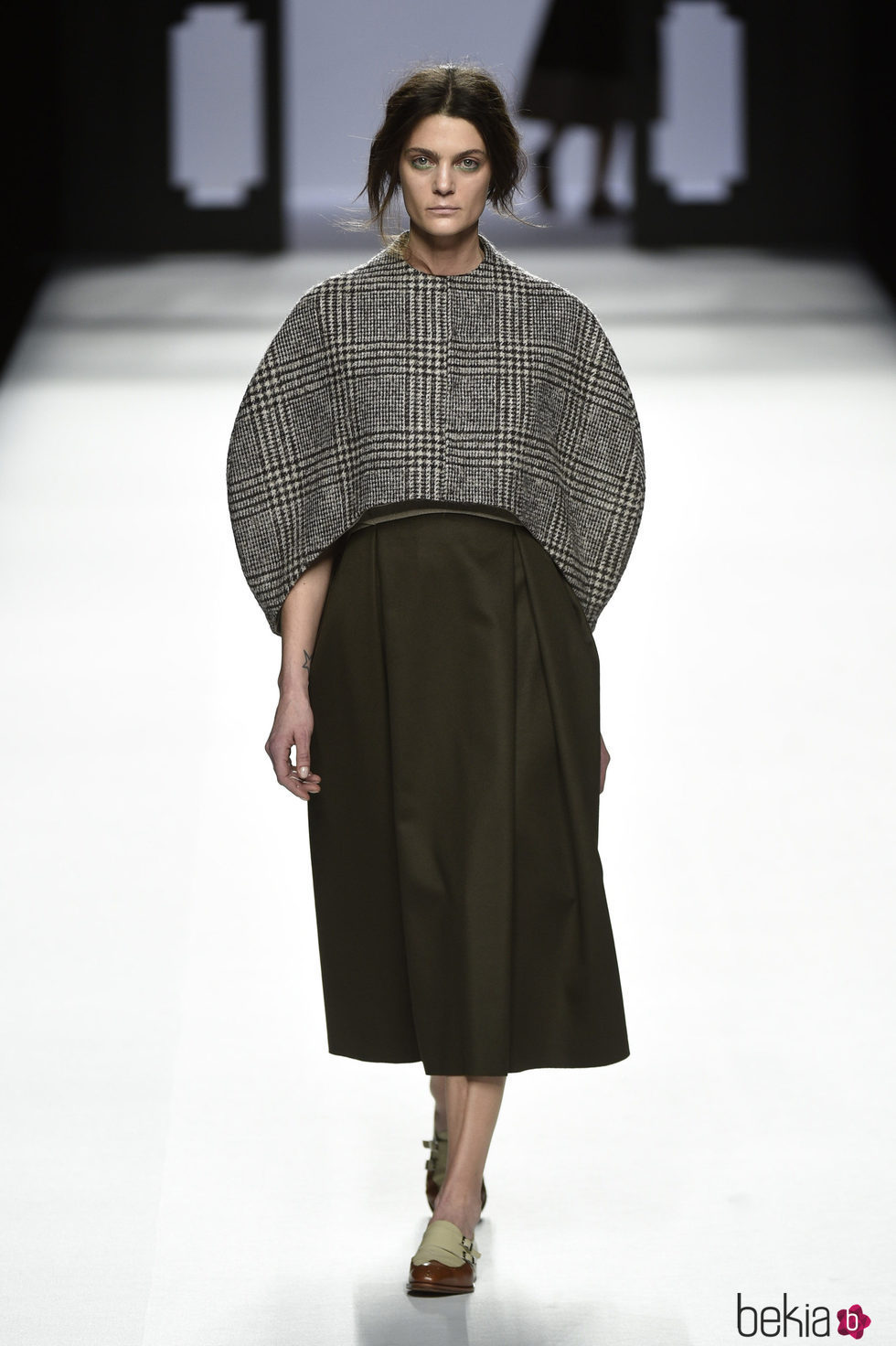 Falda marrón y cuerpo circular gris de Devota & Lomba de la colección otoño/invierno 2017/2018 presentada en Madrid Fashion Week