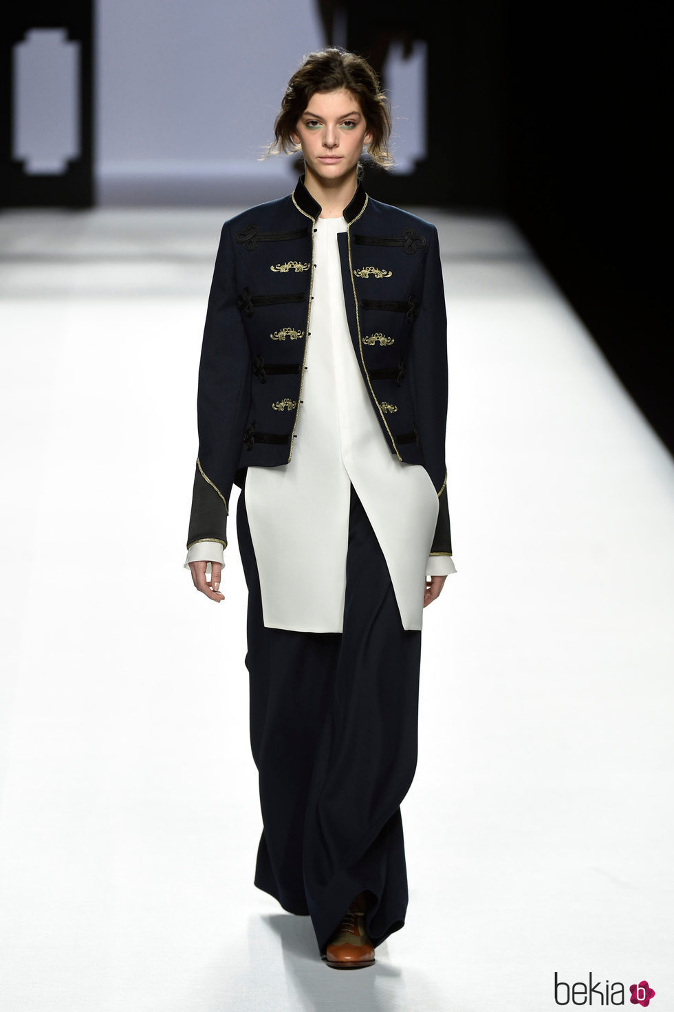Pantalón ancho y chaqueta militar de Devota & Lomba presentado en la colección otoño/invierno 2017/2018 en Madrid Fashion Week