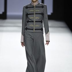 Traje gris ancho y chaqueta militar de Devota & Lomba de la colección otoño/invierno 2017/2018 presentada en Madrid Fashion Week