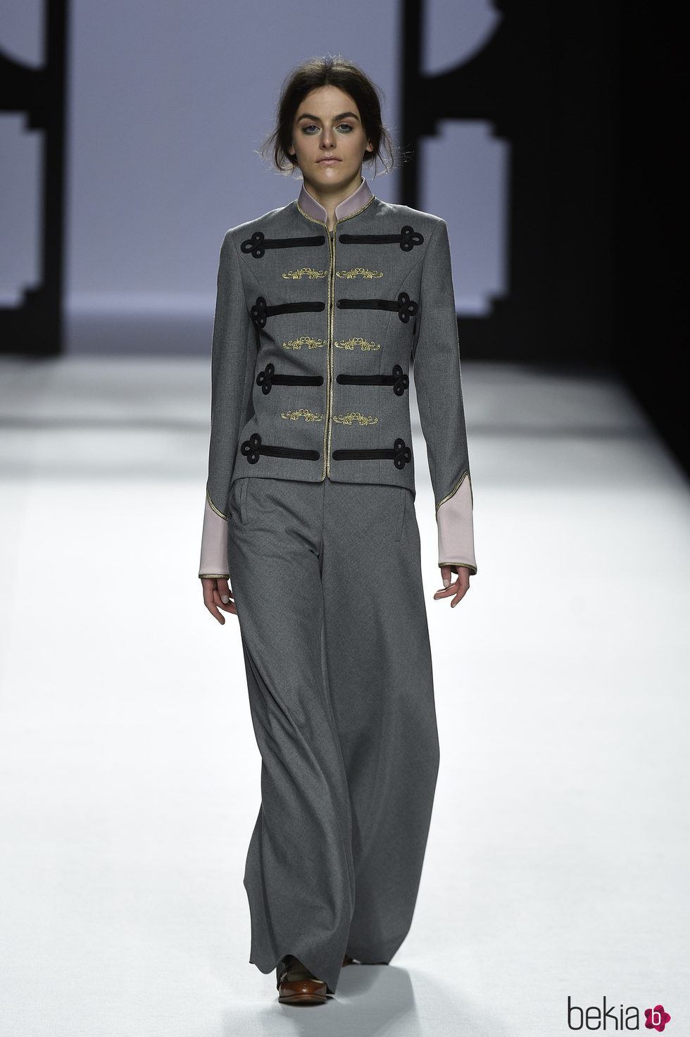 Traje gris ancho y chaqueta militar de Devota & Lomba de la colección otoño/invierno 2017/2018 presentada en Madrid Fashion Week