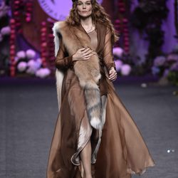 Vestido marrón de gasa de Francis Montesinos para la colección otoño/invierno 2017/2018 presentada en Madrid Fashion Week