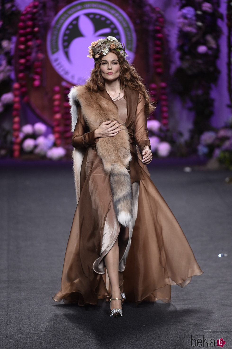 Vestido marrón de gasa de Francis Montesinos para la colección otoño/invierno 2017/2018 presentada en Madrid Fashion Week