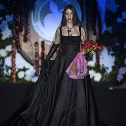 Vestido de novia negro de Francis Montesinos para la colección otoño/invierno 2017/2018 presentada en Madrid Fashion Week