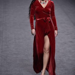 Vestido de terciopelo rojo de Francis Montesinos para la colección otoño/invierno 2017/2018 presentada en Madrid Fashion Week
