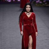 Vestido de terciopelo rojo de Francis Montesinos para la colección otoño/invierno 2017/2018 presentada en Madrid Fashion Week