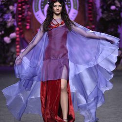 Vestido rojo de terciopelo y capa de gasa de Francis Montesinos para la colección otoño/invierno 2017/2018 presentada en Madrid Fashion Week