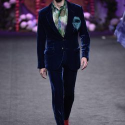 Traje de terciopelo azul de caballero de Francis Montesinos para la colección otoño/invierno 2017/2018 presentada en Madrid Fashion Week