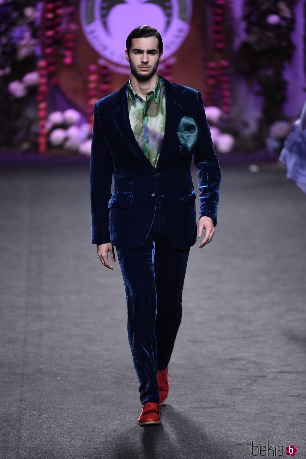 Traje de terciopelo azul de caballero de Francis Montesinos para la colección otoño/invierno 2017/2018 presentada en Madrid Fashion Week