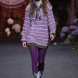 Jersey de punto y medias moradas de Francis Montesinos para la colección otoño/invierno 2017/2018 presentada en Madrid Fashion Week