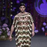 Vestido masculino artesanal de punto hecho a mano de Francis Montesinos para la colección otoño/invierno 2017/2018 presentada en Madrid Fashion Week