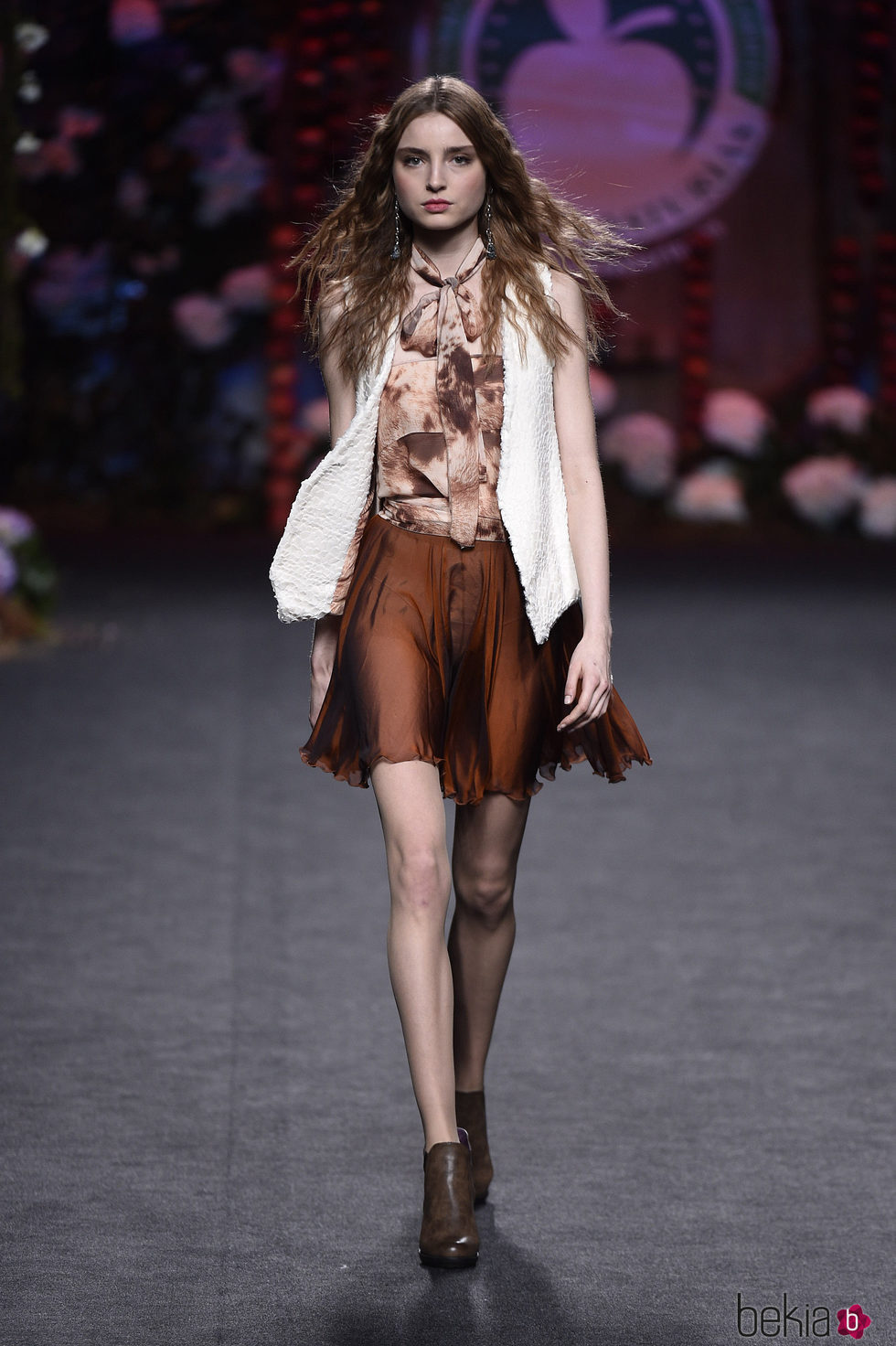 Blusa y falda marrón de Francis Montesinos para la colección otoño/invierno 2017/2018 presentada en Madrid Fashion Week