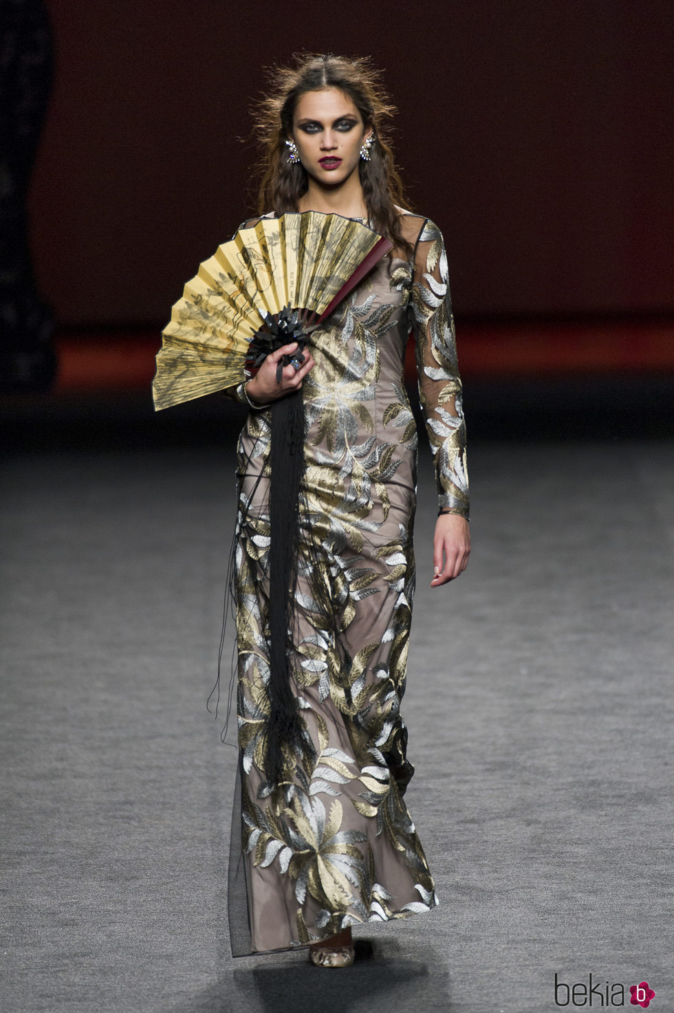 Vestido ceñido estampado de Ion Fiz en su colección otoño/invierno en la Mercedes Benz Fashion Week Madrid