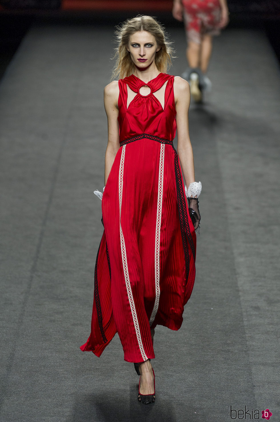 Vestido rojo con cuello cruzado de Ion Fiz en su colección otoño/invierno en la Mercedes Benz Fashion Week Madrid