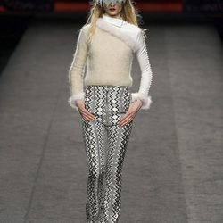 Pantalón y jérsey con pluma de Ion Fiz en su colección otoño/invierno en la Mercedes Benz Fashion Week Madrid