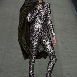 Mono estampado leopardo de Ion Fiz en su colección otoño/invierno en la Mercedes Benz Fashion Week Madrid