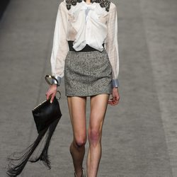 Falda plateada y blusa blanca de Ion Fiz en su colección otoño/invierno en la Mercedes Benz Fashion Week Madrid