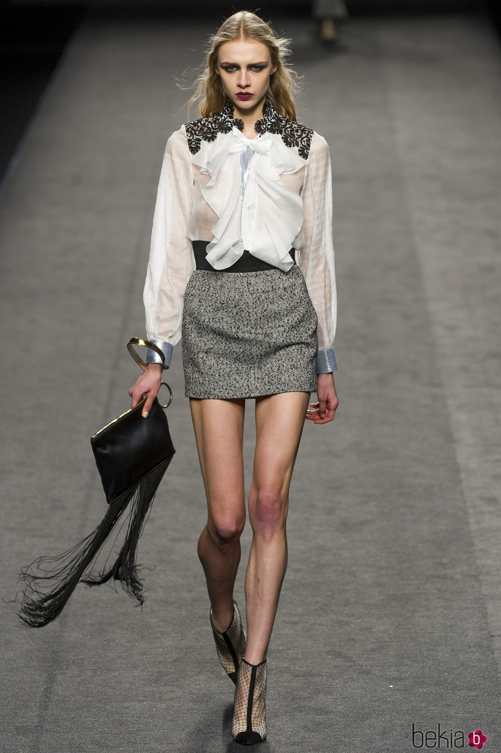 Falda plateada y blusa blanca de Ion Fiz en su colección otoño/invierno en la Mercedes Benz Fashion Week Madrid