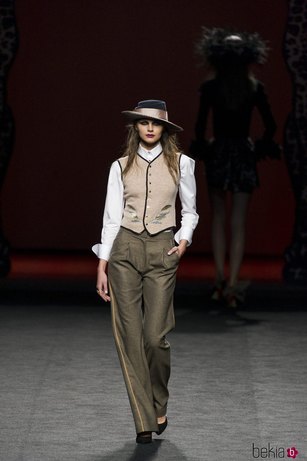 Conjunto estilo Gatsby con chaleco y pantalón de Ion Fiz en su colección otoño/invierno en la Mercedes Benz Fashion Week Madrid