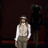 Conjunto estilo Gatsby con chaleco y pantalón de Ion Fiz en su colección otoño/invierno en la Mercedes Benz Fashion Week Madrid