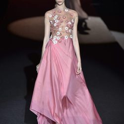 Vestido rosa con flores bordadas de Hannibal Laguna de la colección otoño/invierno 2017/2018 en Madrid Fashion Week