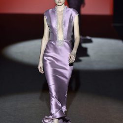 Vestido de raso lila con escote infinito de Hannibal Laguna de la colección otoño/invierno 2017/2018 en Madrid Fashion Week