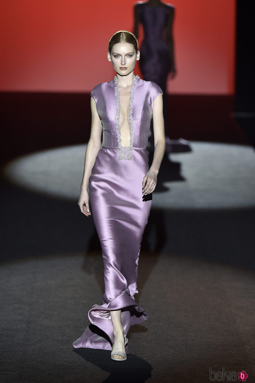 Vestido de raso lila con escote infinito de Hannibal Laguna de la colección otoño/invierno 2017/2018 en Madrid Fashion Week