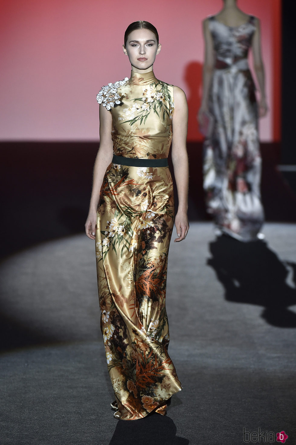 Vestido de raso color avellana con estampado floral de Hannibal Laguna de la colección otoño/invierno 2017/2018 en Madrid Fashion Week