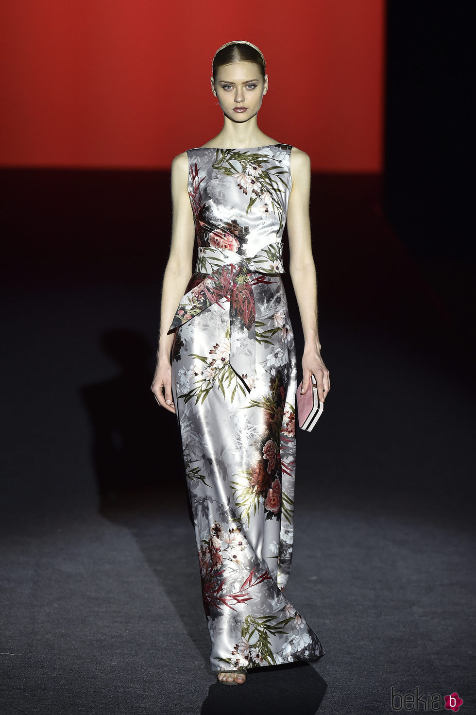 Vestido de raso floral print de Hannibal Laguna de la colección otoño/invierno 2017/2018 en Madrid Fashion Week