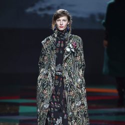 Mono y abrigo negro y verde de Ailanto de la colección otoño/invierno 2017/2018 para Madrid Fashion Week