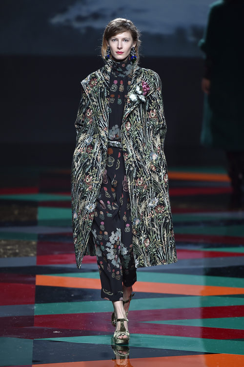 Mono y abrigo negro y verde de Ailanto de la colección otoño/invierno 2017/2018 para Madrid Fashion Week