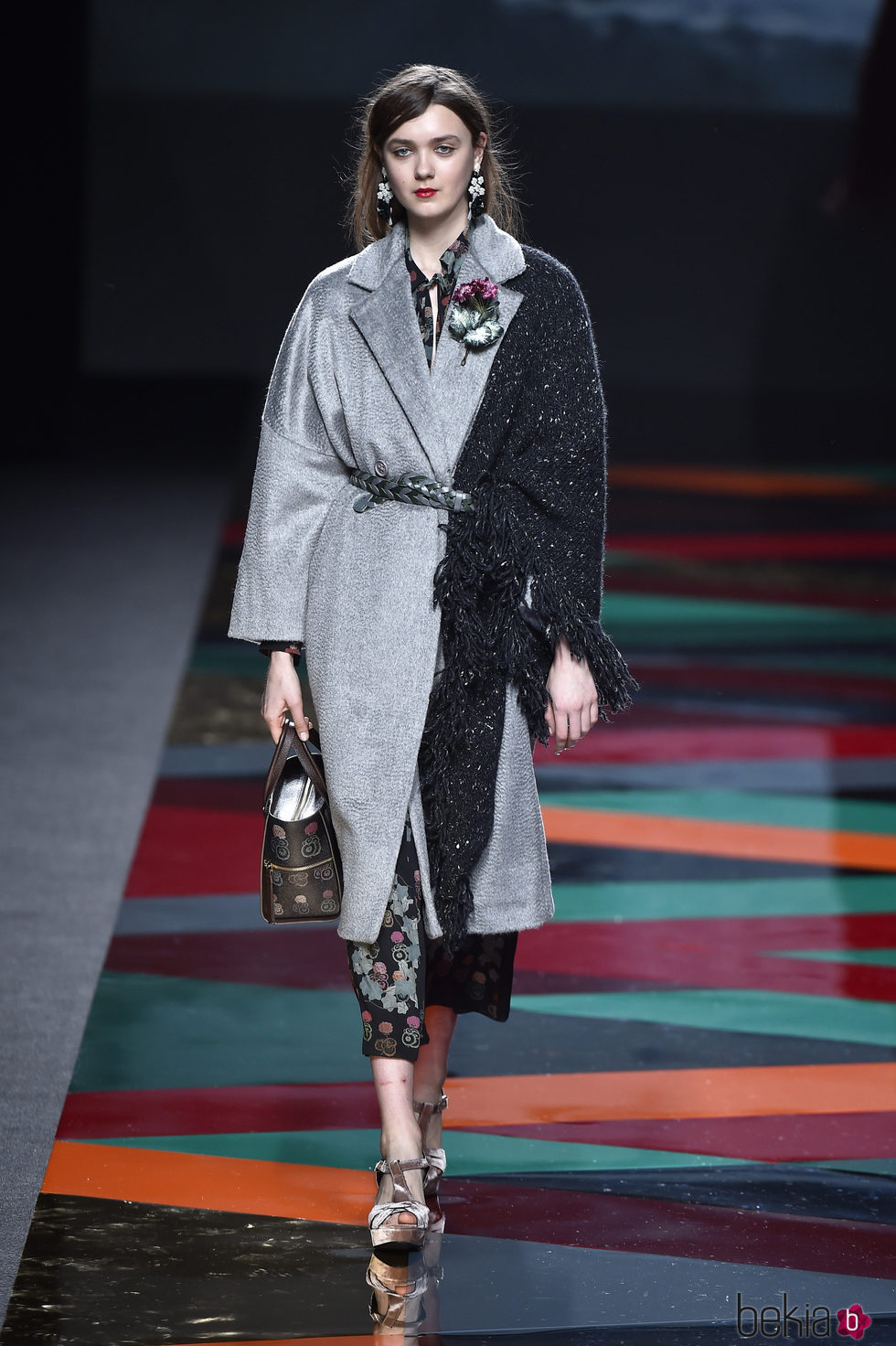 Abrigo gris y chal de punto de de Ailanto de la colección otoño/invierno 2017/2018 para Madrid Fashion Week