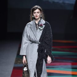 Abrigo gris y chal de punto de de Ailanto de la colección otoño/invierno 2017/2018 para Madrid Fashion Week