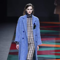 Vestido de cuadros y abrigo azul de Ailanto de la colección otoño/invierno 2017/2018 para Madrid Fashion Week