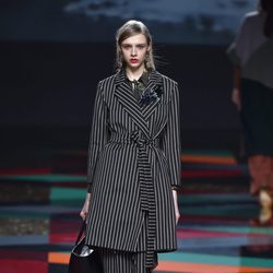 Gabardina y pantalón negro a rayas de Ailanto de la colección otoño/invierno 2017/2018 para Madrid Fashion Week