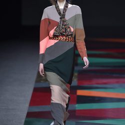 Vestido largo estampado geométrico de colores de Ailanto de la colección otoño/invierno 2017/2018 para Madrid Fashion Week
