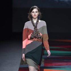 Vestido largo estampado geométrico de colores de Ailanto de la colección otoño/invierno 2017/2018 para Madrid Fashion Week
