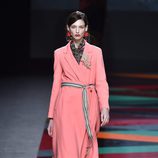 Gabardina y pantalón rosa ancho de Ailanto de la colección otoño/invierno 2017/2018 para Madrid Fashion Week