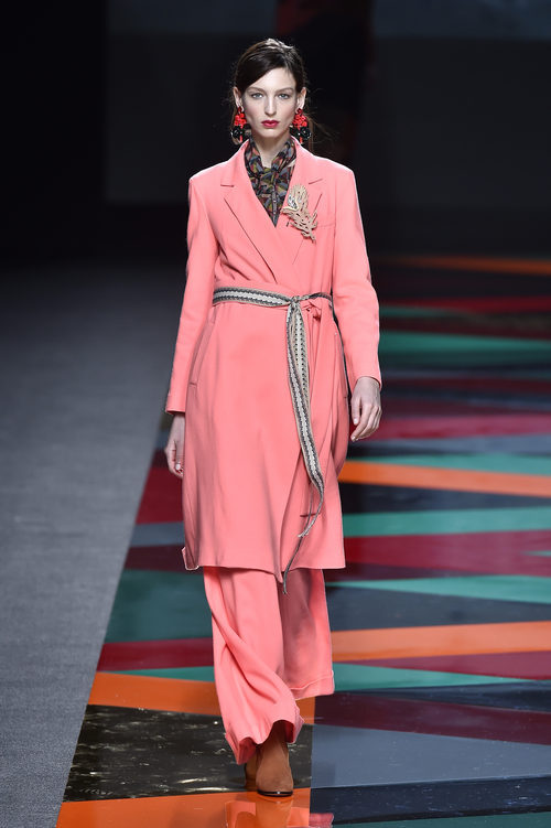 Gabardina y pantalón rosa ancho de Ailanto de la colección otoño/invierno 2017/2018 para Madrid Fashion Week
