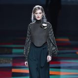 Blusa y pantalón ancho azul de Ailanto de la colección otoño/invierno 2017/2018 para Madrid Fashion Week